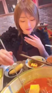 打电话给她男友说在陪闺蜜吃饭结果在让我操她骚逼