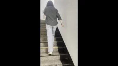 少妇骚逼领着我去酒店干她！！